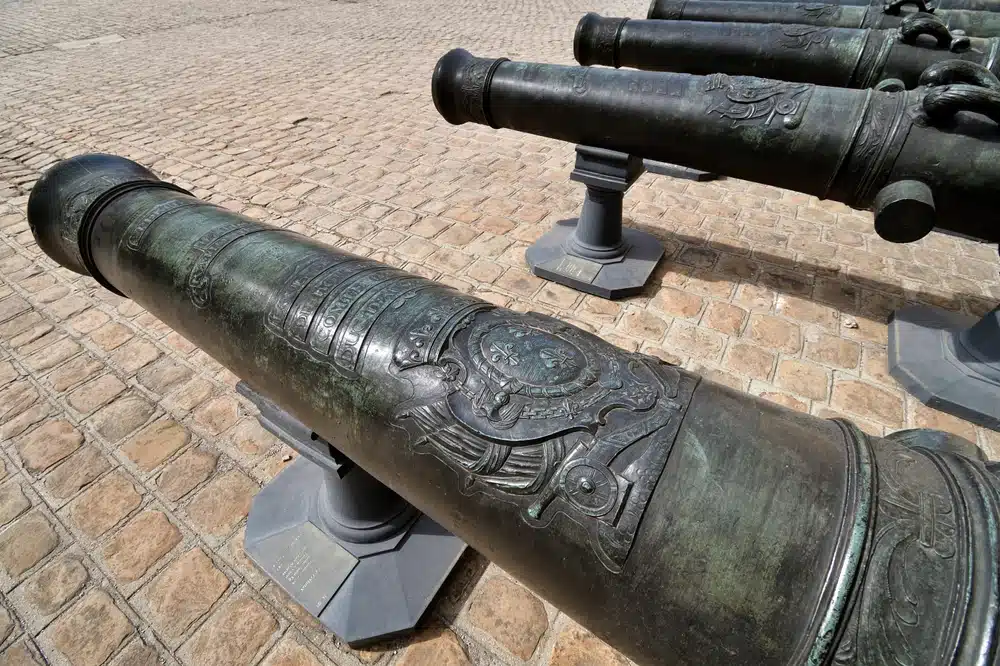 Canons visibles au musée de l'Armée des Invalides à Paris